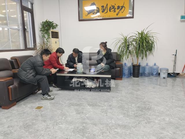 馬來西亞客戶和我司暢談鋸末粉碎機設(shè)備性能